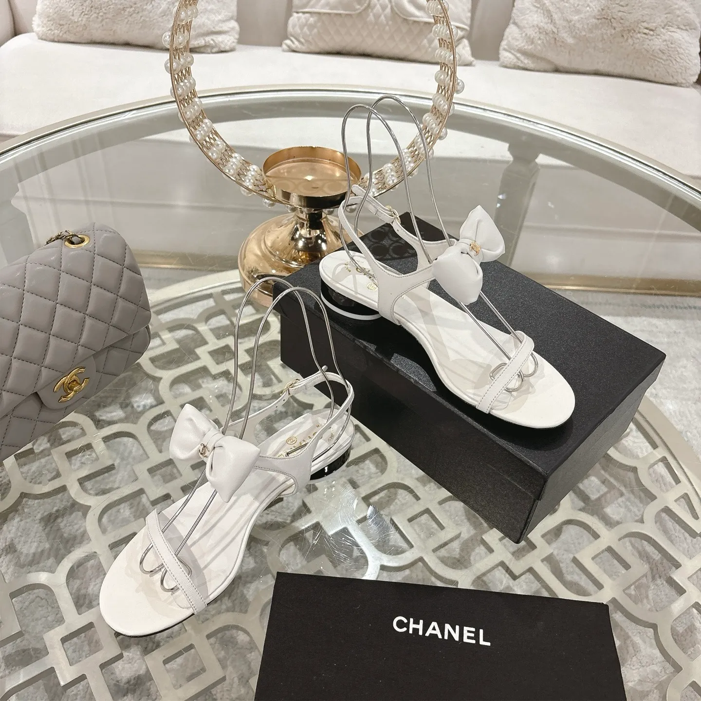 👟👟Ex-factory price 560👟👟 CHANEL 25ss spring and summer new counter top double C bow sandals. This classic design; bow with double C embellishment, playful and elegant, multiple color matching elements... Diversified mix and match is very beautiful and versatile, very light and comfortable on the feet, super delicate and elegant... ꫛꫀꪝ Go➫ Material: Upper: Original customized imported sheepskin Inner: Original custom-made sheepskin lining Outsole: Original custom-made Italian through-dyed genuine leather outsole Size: 35–40 (40 and 41 are custom-made and cannot be returned or exchanged)